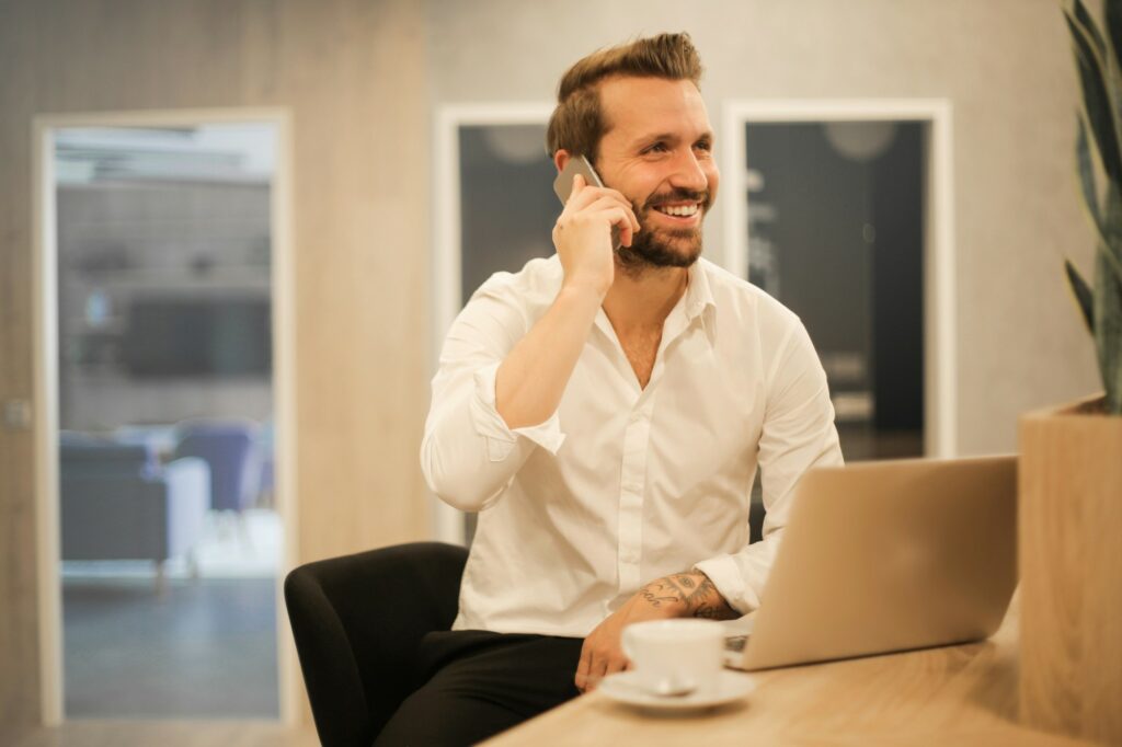 Un membre de l'équipe de coordination au téléphone