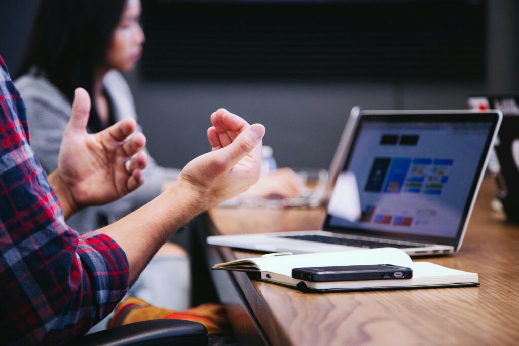 Atelier de travail autour d'un ordinateur